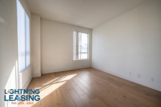 Building Photo - 886 Palm Ave