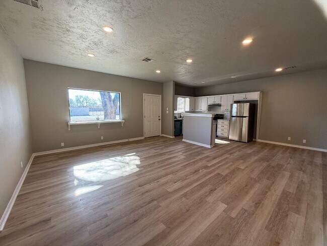 Building Photo - Beautifully Remodeled 2 Bed | 1 Bath | 1-Car Garage on Large Lot