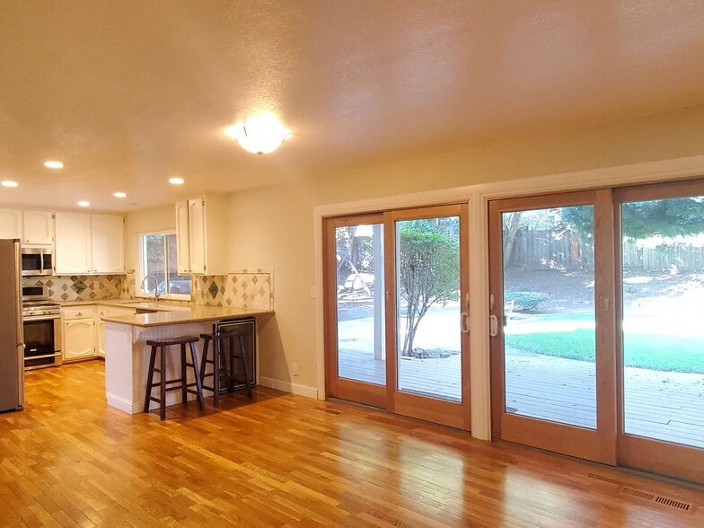 Building Photo - 16745 Spring Hill Ct