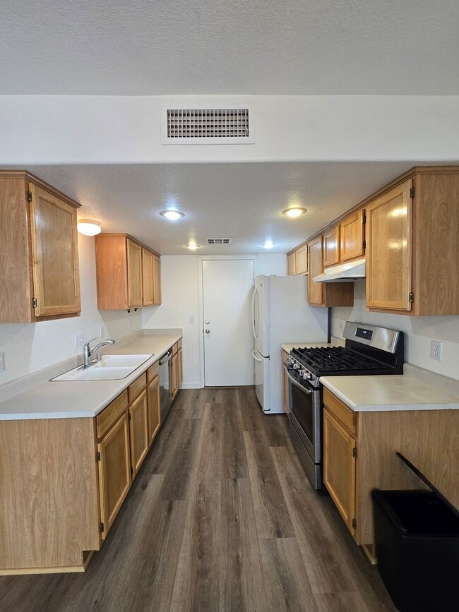 Building Photo - A FABULOUS 3 Bedroom home in desirable Silverado Ranch!