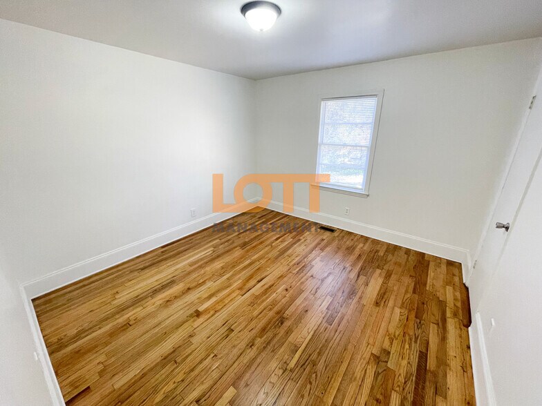 Building Photo - 205 King St