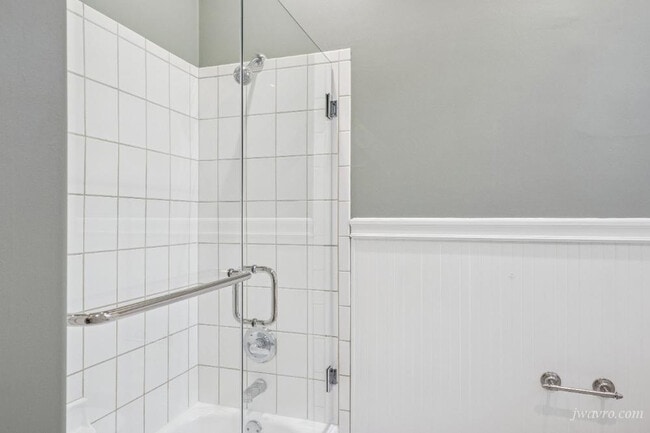 Building Photo - 342 4th Ave