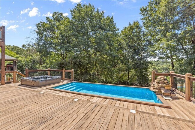 Building Photo - 621 Rockcliff Rd