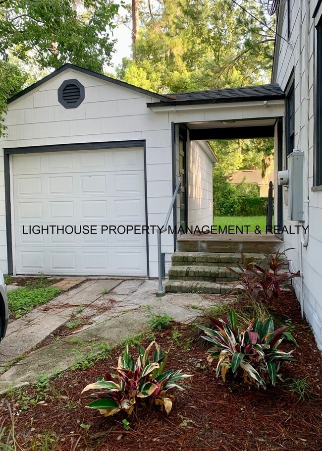 Building Photo - COMING SOON! Renovated 2 Bed/2 Bath Home! ...