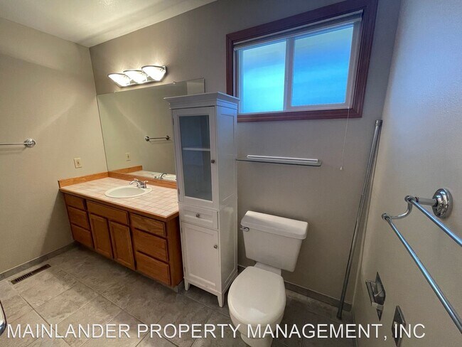 Building Photo - 3 br, 2.5 bath House - 2438 SOUTHSLOPE WAY