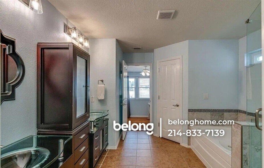 Building Photo - 15833 Coyote Hill Dr