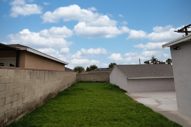 Building Photo - Charming 3 Bedrooms 2 Bathrooms Home $4,00...