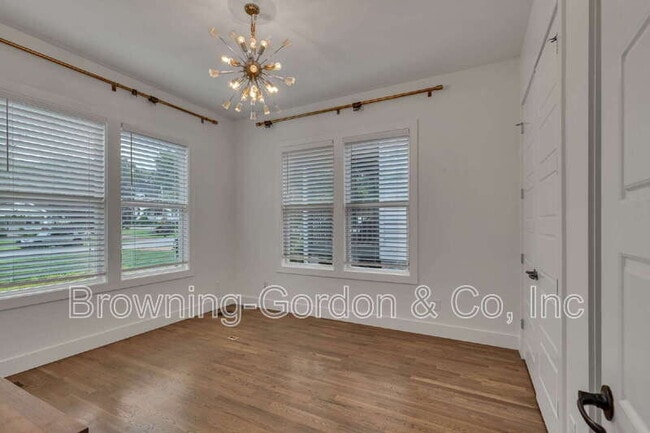 Building Photo - 1137B Kirkland Ave