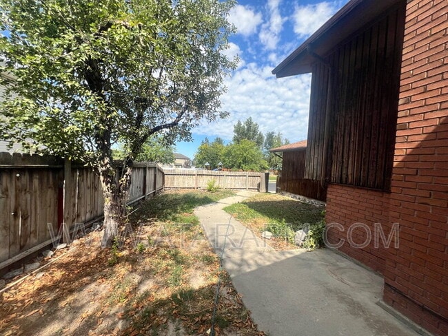 Building Photo - 270 Country Club Dr