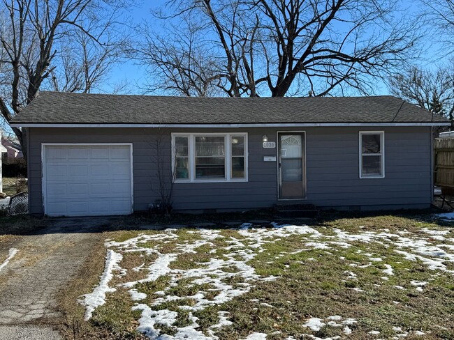 Primary Photo - Adorable 2 bedroom house in quiet neighbor...