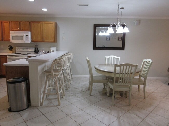 Building Photo - Lakefront 2 bedroom Condo For Rent