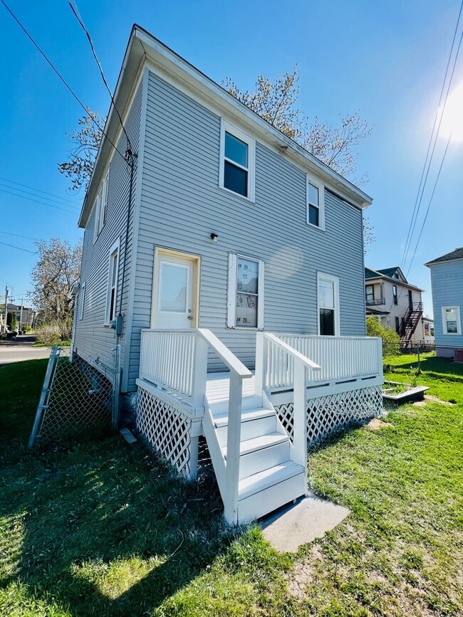 Building Photo - AVAILABLE JUNE - 4 Bed 1.5 Bath Home in Superior