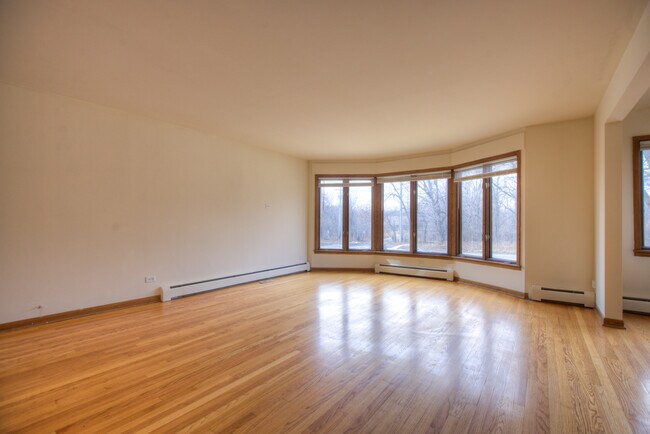 Building Photo - 5715 N Cicero Ave