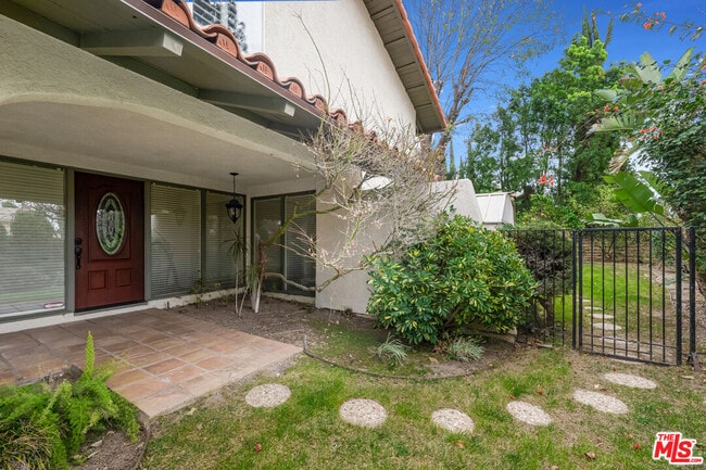 Building Photo - 11040 Salt Lake Ave