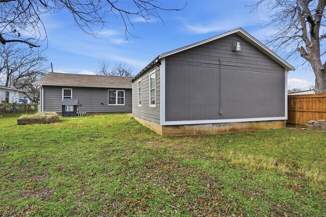 Building Photo - 418 Russell St