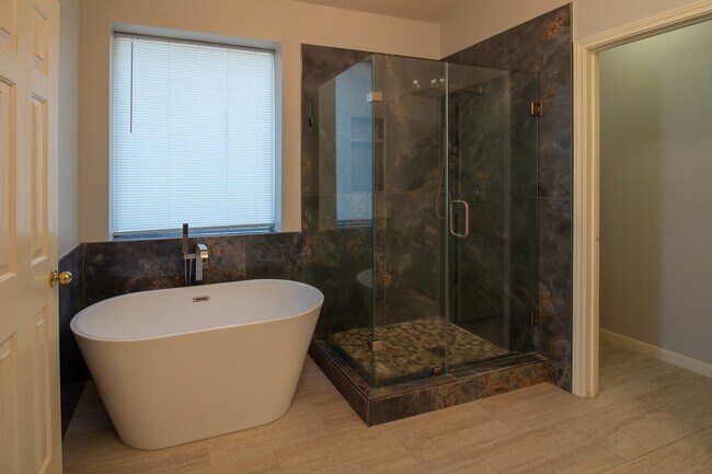 Building Photo - 2111 Grovewood Park