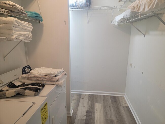 Building Photo - 14 Heritage Village Ln