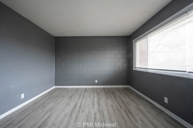 Building Photo - Cozy 2 Bedroom Apartment in Indianapolis w...