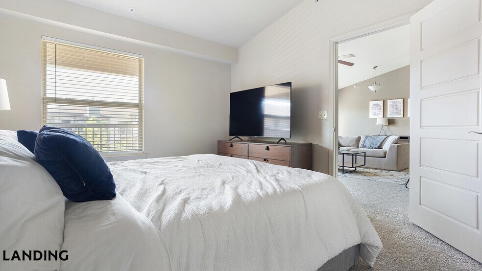 Building Photo - 701 W 101st Pl S