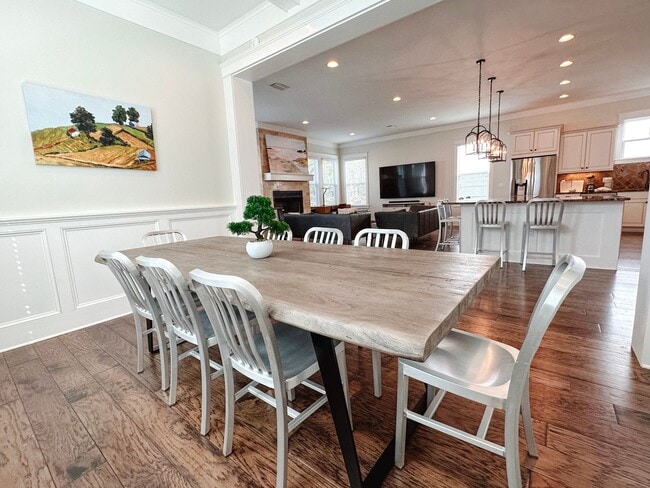 Building Photo - New, exclusive 3200 sq ft 4 bedroom/3.5bat...