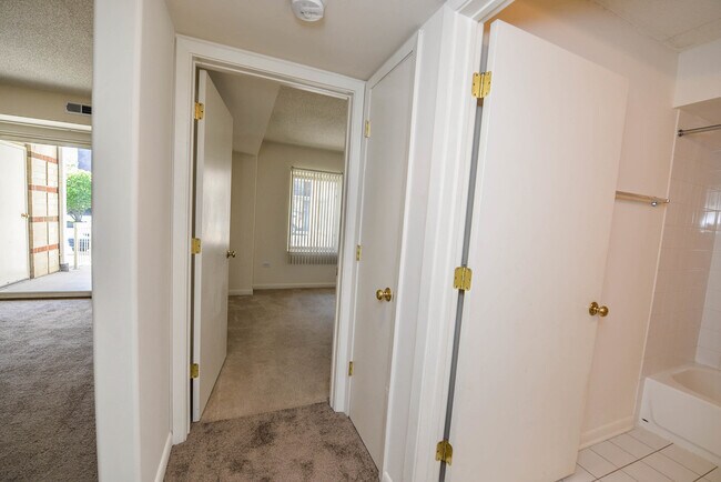 Building Photo - 8751 W Catherine Ave