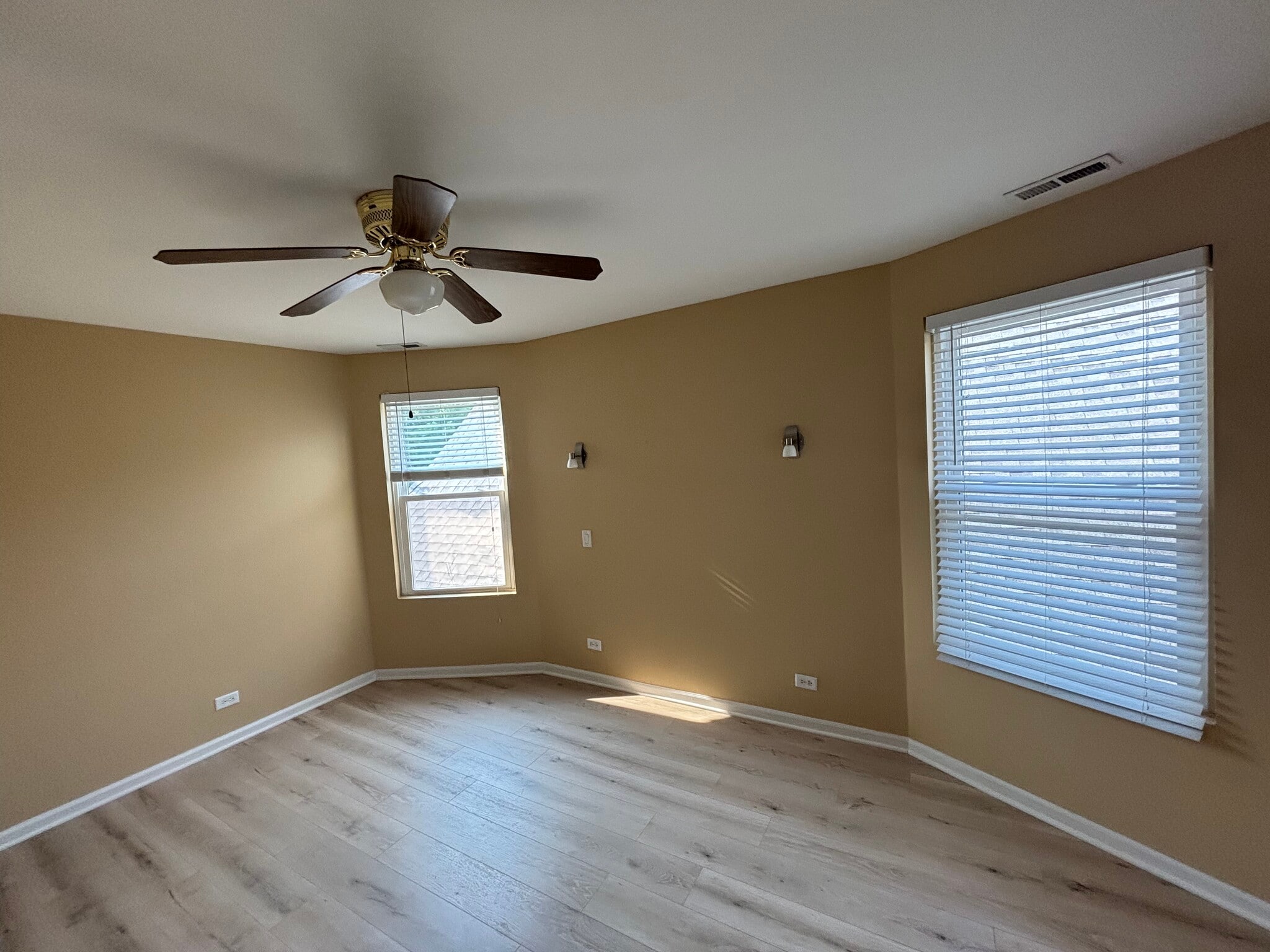 Building Photo - 2642 N Wilton Ave