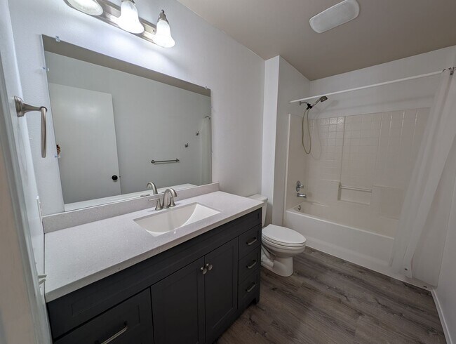 Building Photo - 4 Bedroom, 2.5 Bath DuPont Home!