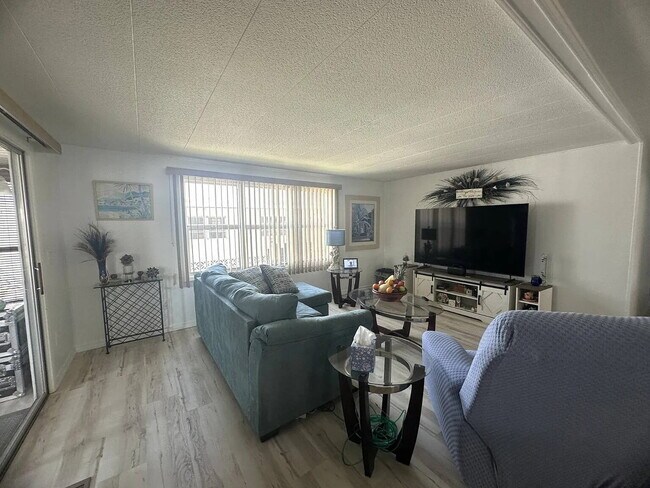 Building Photo - "Charming 2-Bed, 2-Bath Retreat in Nokomis!"