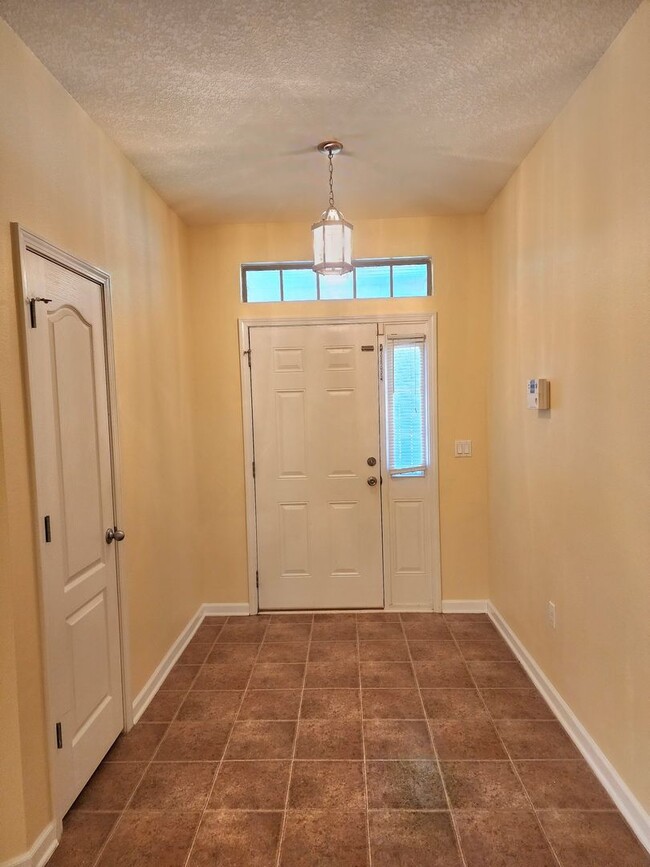 Building Photo - Small-Pet Friendly! Spacious 3/2 Home Loca...