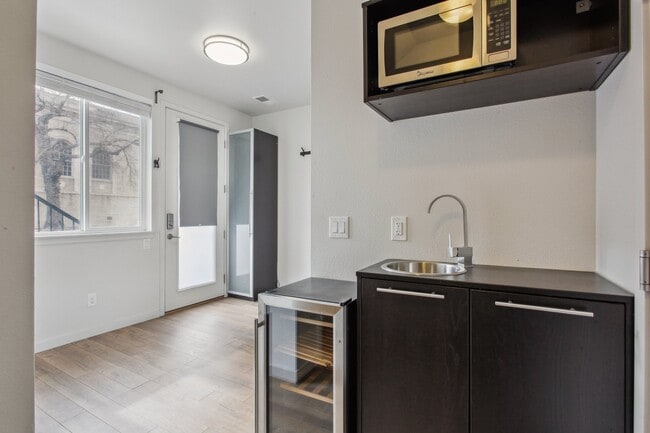 Building Photo - 2265 Glenarm Pl