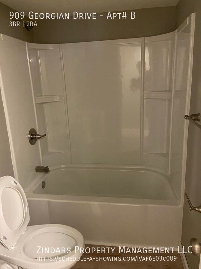 Building Photo - 909 Georgian Dr