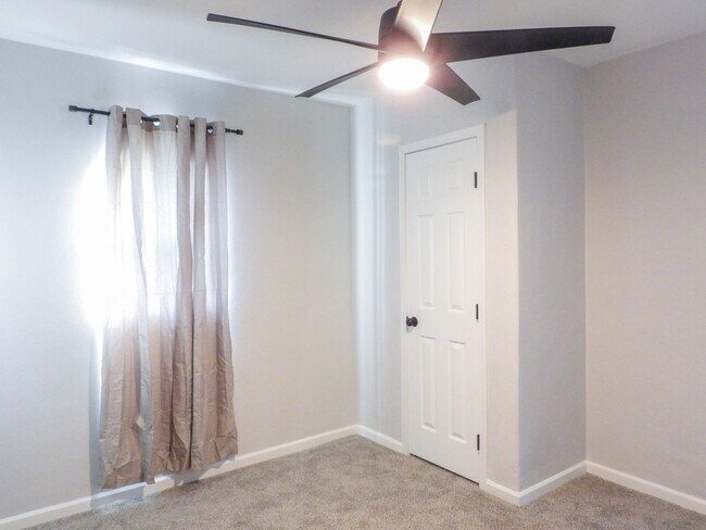 Building Photo - Close to Downtown 3 Bed 2 Bath with Fenced Backyard