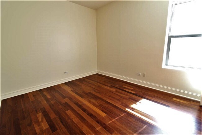 Building Photo - 4347 N Sawyer Ave