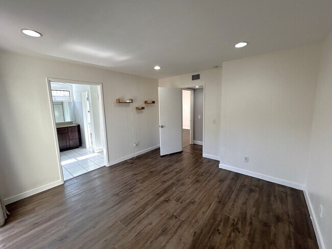 Building Photo - COUNTRY MILE RD POMONA 91766 (2 BED / 2 BATH)