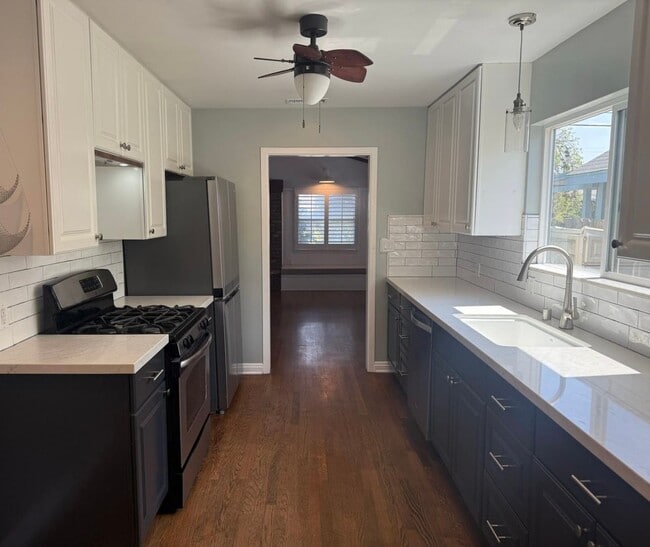 Building Photo - Spacious Silver Lake Charmer 2-bedroom, 1-...