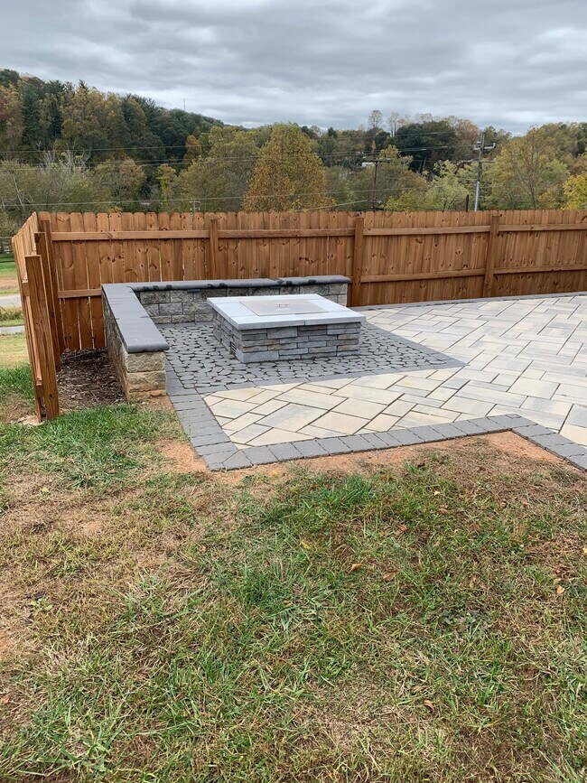 Building Photo - 207 Riverside View Dr