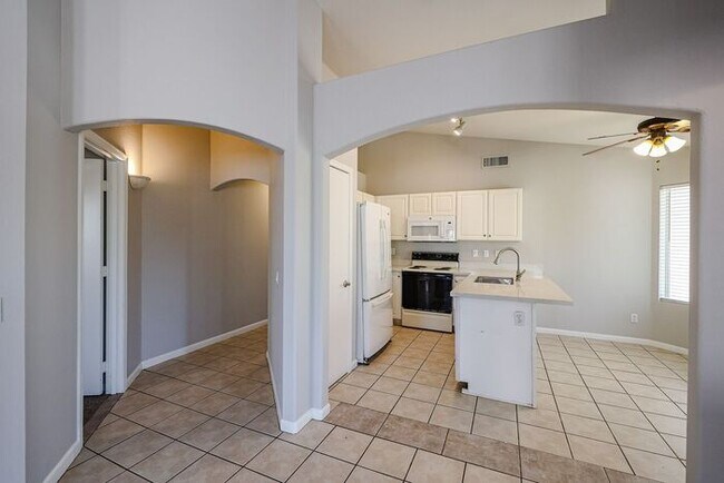 Building Photo - 3 Bed, 2 bath single level home in great C...