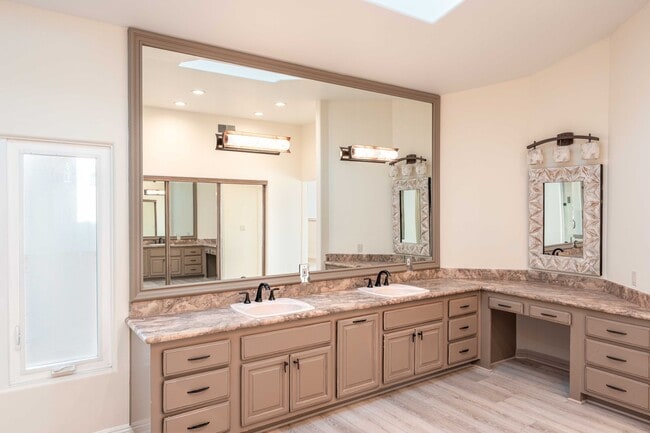 Building Photo - 3355 Palo Vista Dr