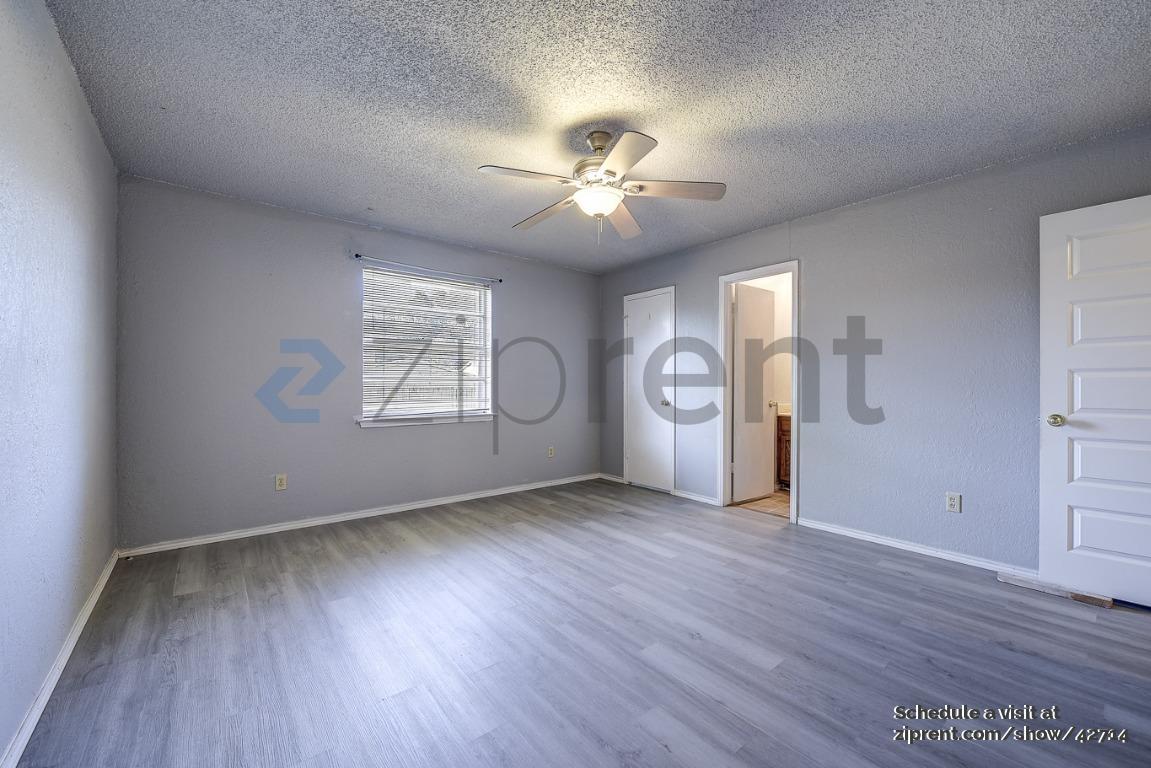 Building Photo - 400 Royal Field Dr