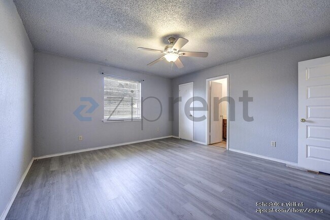 Building Photo - 400 Royal Field Dr