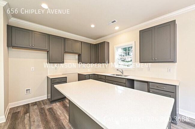 Building Photo - 3-Bedroom Townhouse with Proximity to Char...