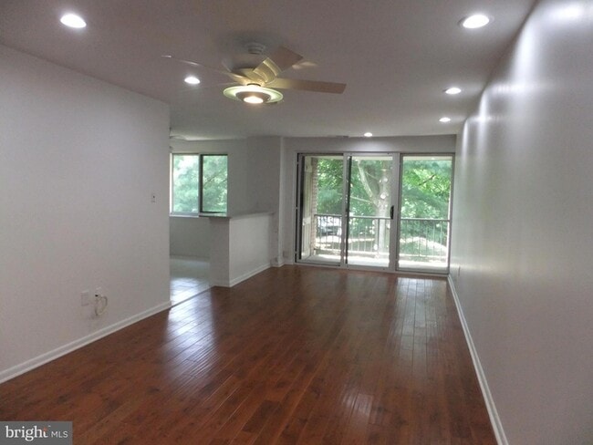 Building Photo - 1650 Oakwood Dr