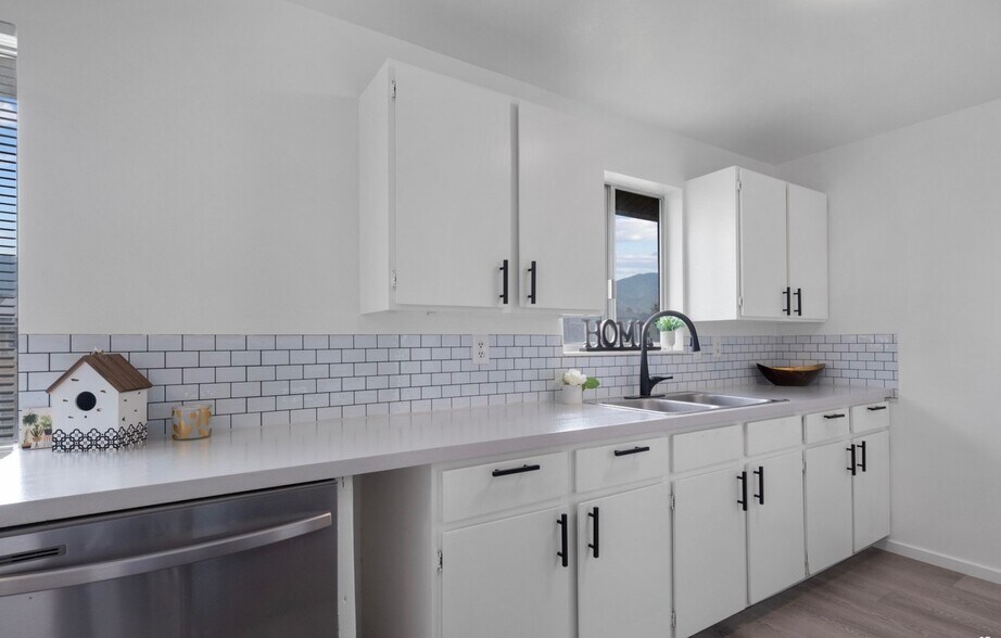 Building Photo - 686 Tomahawk Dr