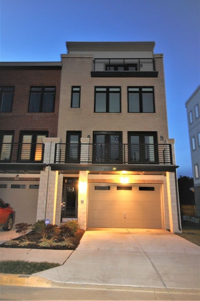 Building Photo - Elegant 3 Bedroom 2 Full 2 Half Bath Townhome in Ashburn