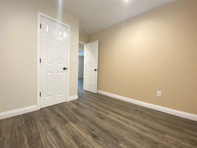 Building Photo - Newly Renovated 3 Bedroom Home With Centra...