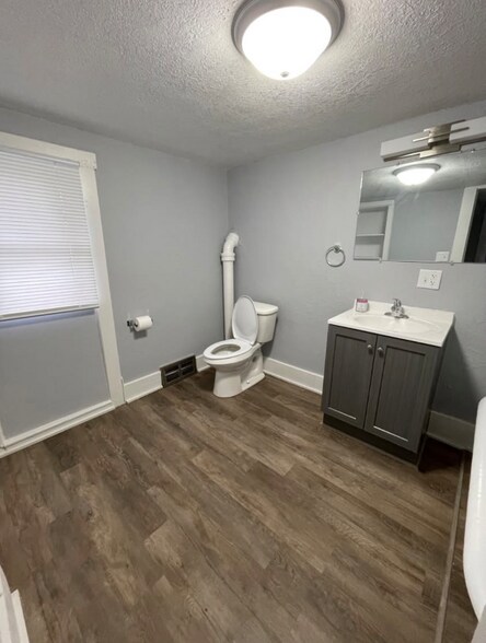 Building Photo - 127 Ash Ave