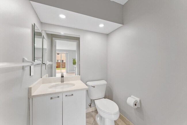 Building Photo - 9825 Scribner Ln