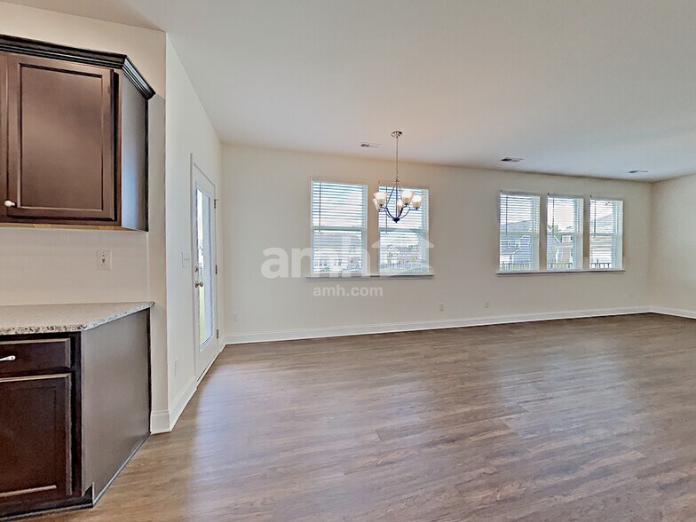 Building Photo - 106 Samara Ln