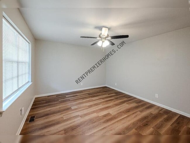 Building Photo - 6205 Chippewa Dr