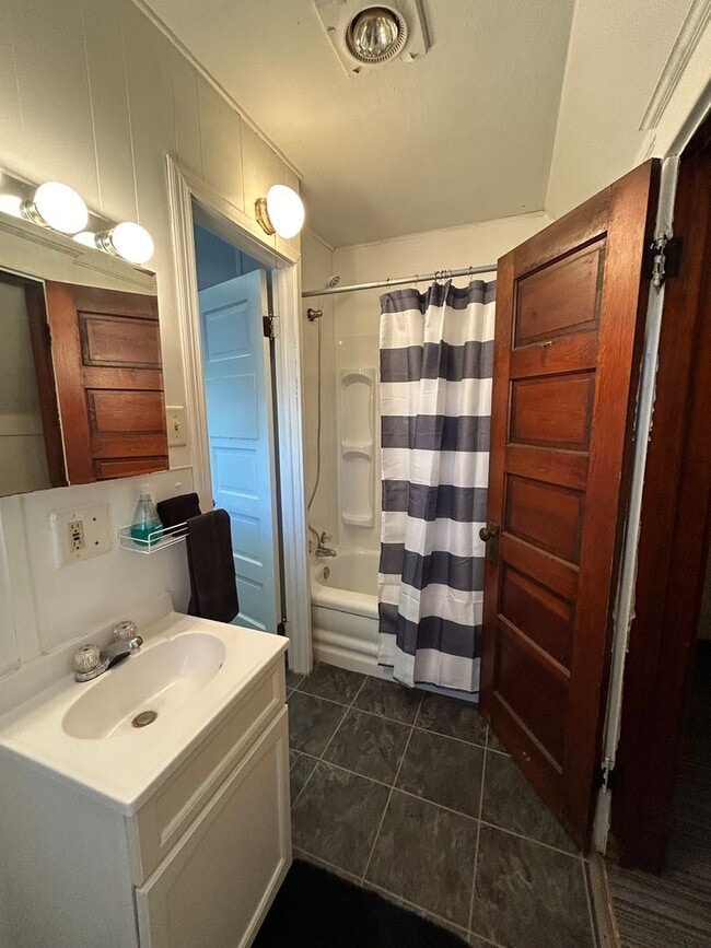 Building Photo - 308 N 11th St